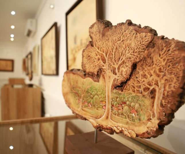 نمایشگاه «نگاهی به جهان هنرمند» از آثار نقاشی چوب سوز در گالری سعدآباد