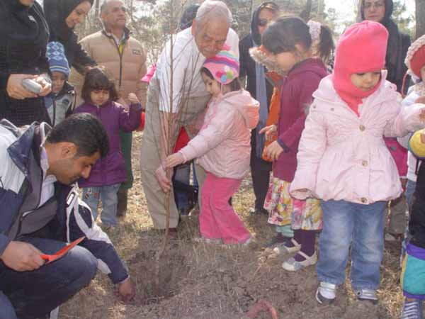همزمان با روز درختکاری و هفته منابع طبیعی:<br> هفتصد نهال در مجموعه سعد آباد کاشته شد 