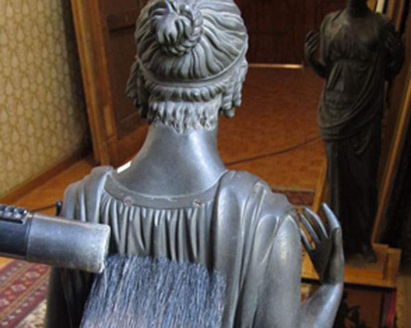 مجسمه های برنزی موزه هنرهای زیبای سعدآباد پاکسازی و مرمت شد
