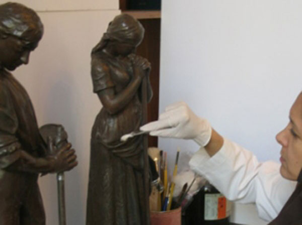 در موزه هنرهای زیبا سعدآباد انجام شد: <br>عملیات پاکسازی و  حفاظت دو مجسمه فلزی