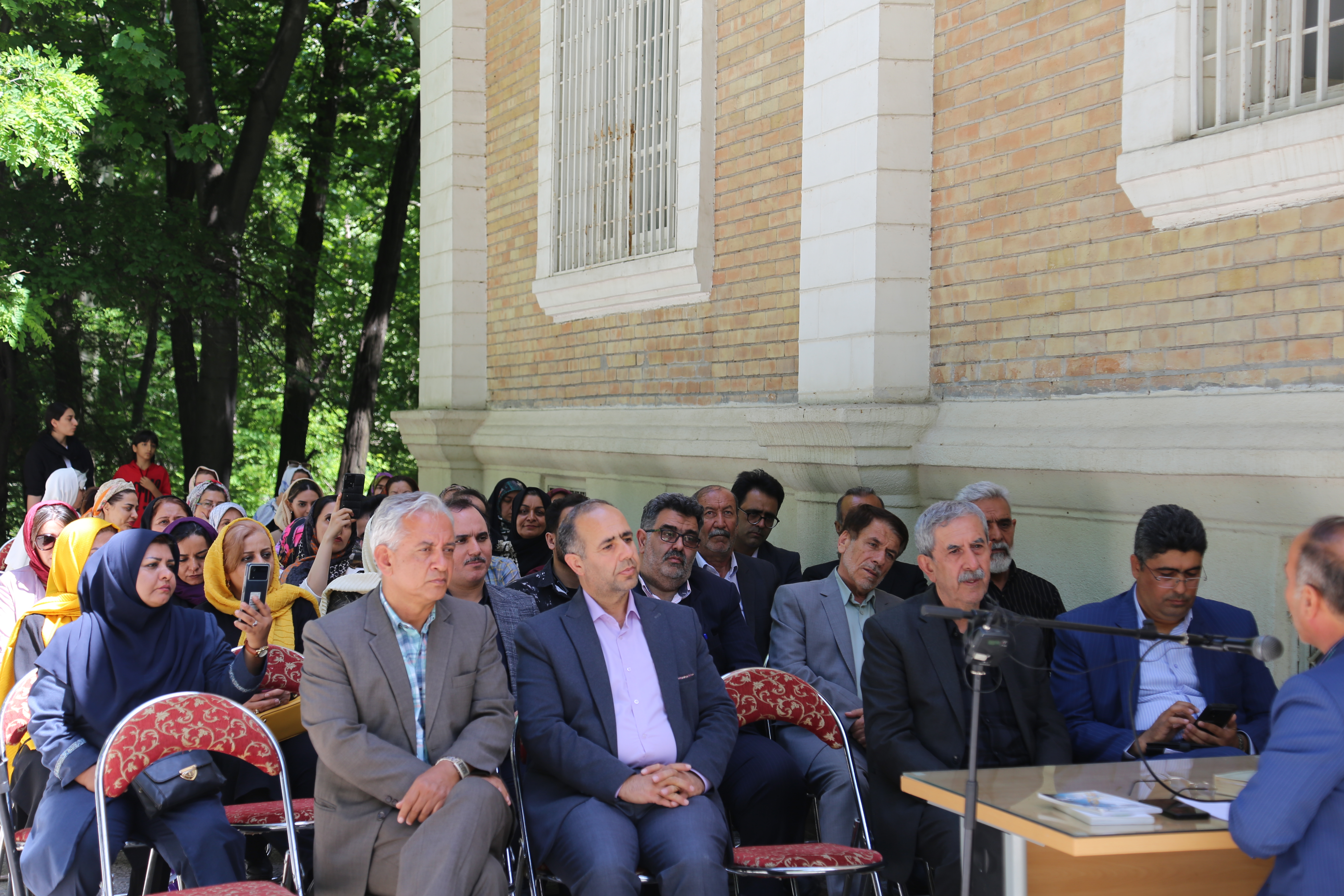 اجرای برنامه شعرخوانی و تفسیر اشعار خیام و فردوسی در موزه استاد حسین بهزاد