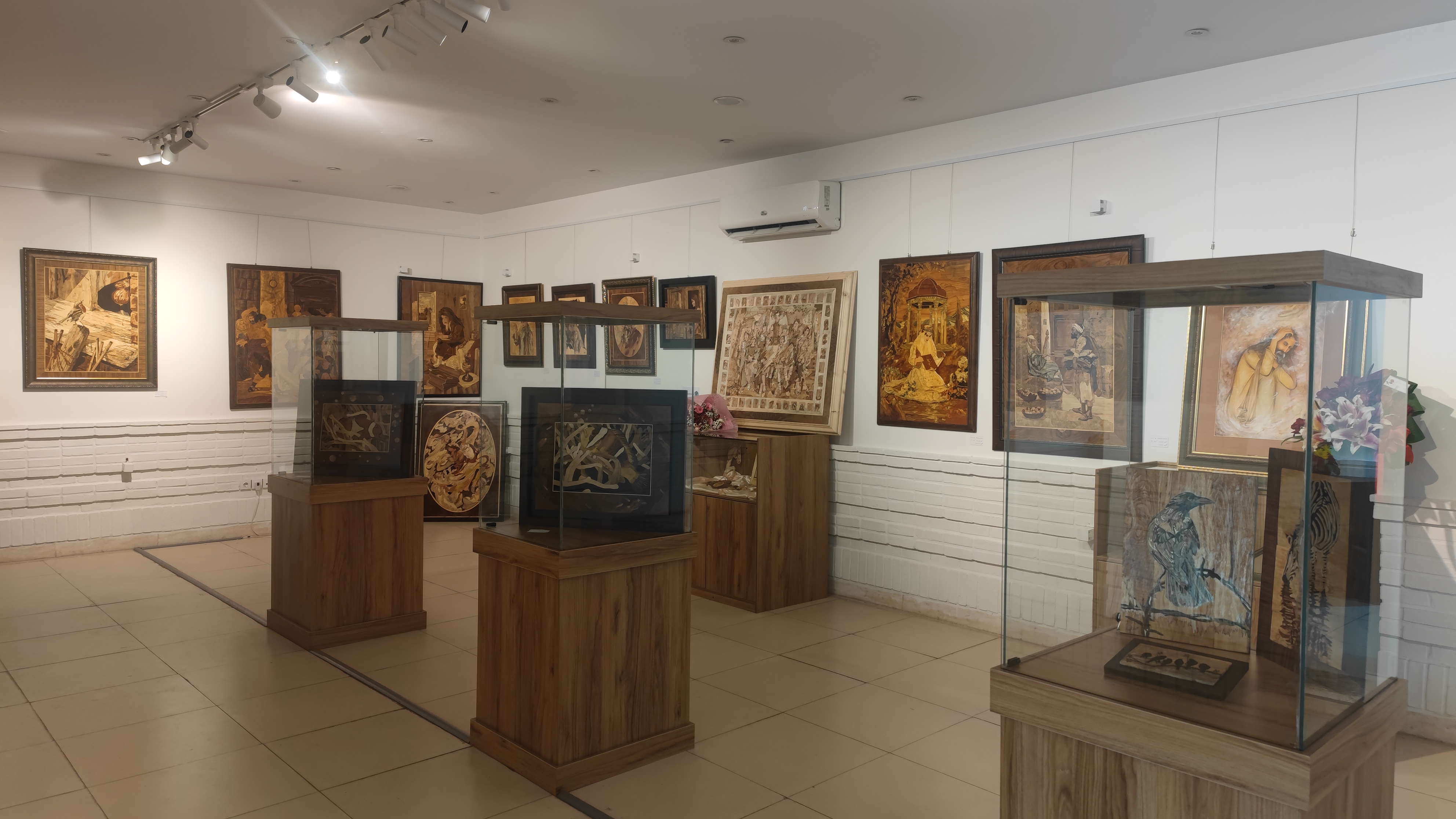 نمایشگاه «نگارگری و نگاره های چوبی» در گالری سعدآباد