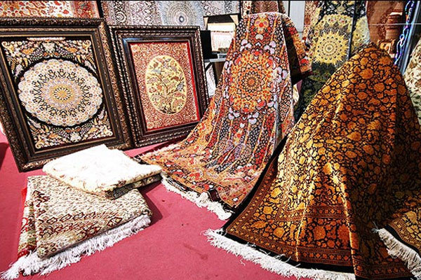 نمایشگاه فرش و دست بافته های عشایری در کاخ سعدآباد دایر می باشد