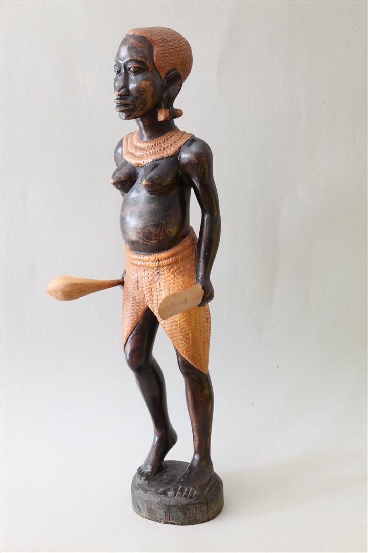 مجسمه زن آفریقایی از جنس چوب