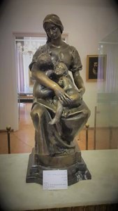 مجسمه مادر و کودک/موزه هنرهای زیبا