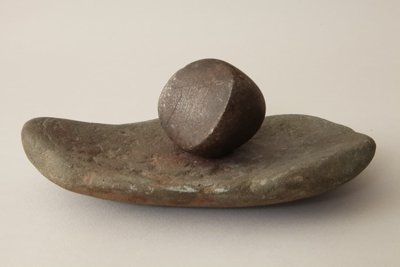 شی: آسیاب دستی/ Quern stone or hand mills، موزه برادران امیدوار