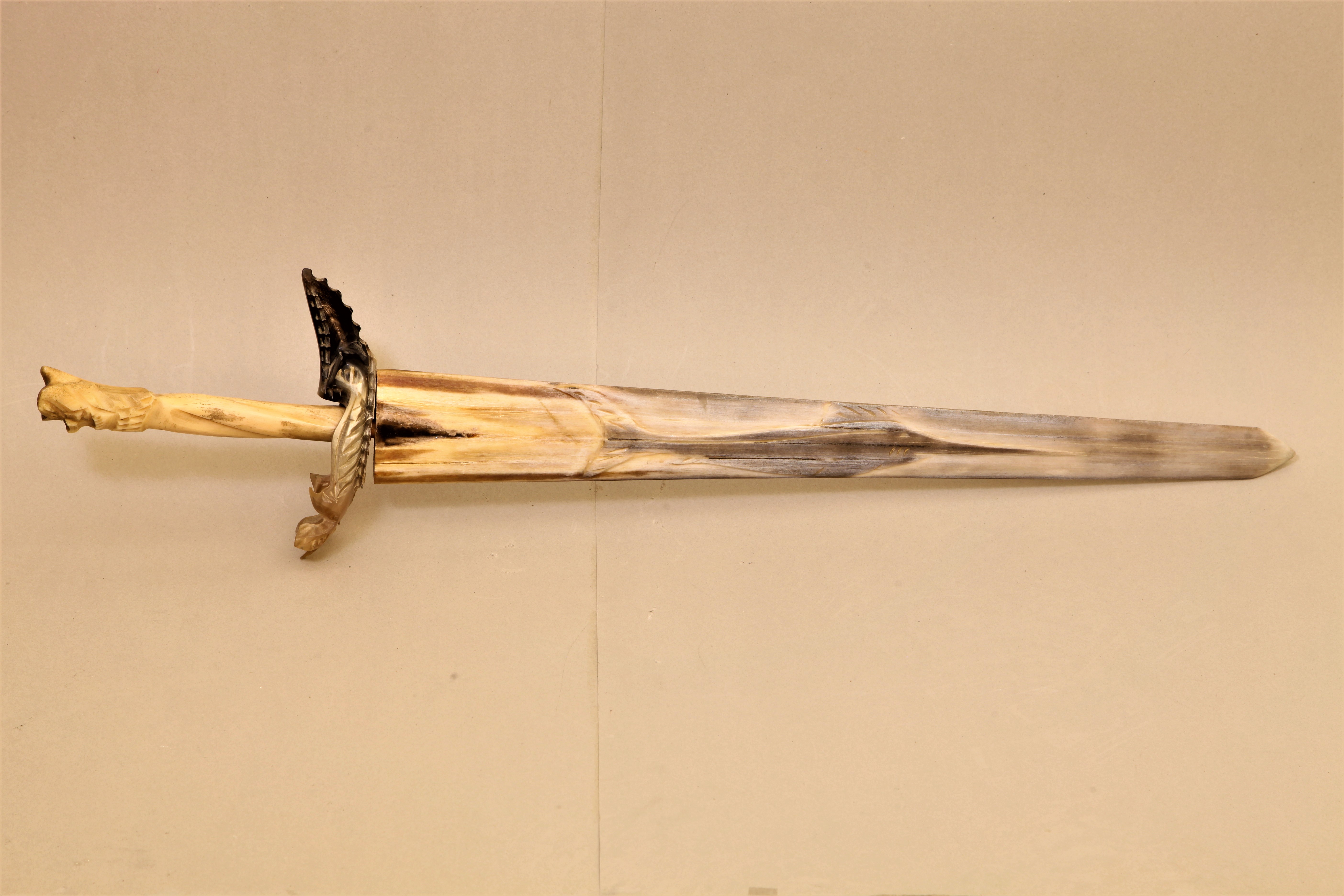 🔹نام شئ : شمشیر استخوان نهنگ از شیلی ( whale bone sword from chile)/موزه برادران امیدوار