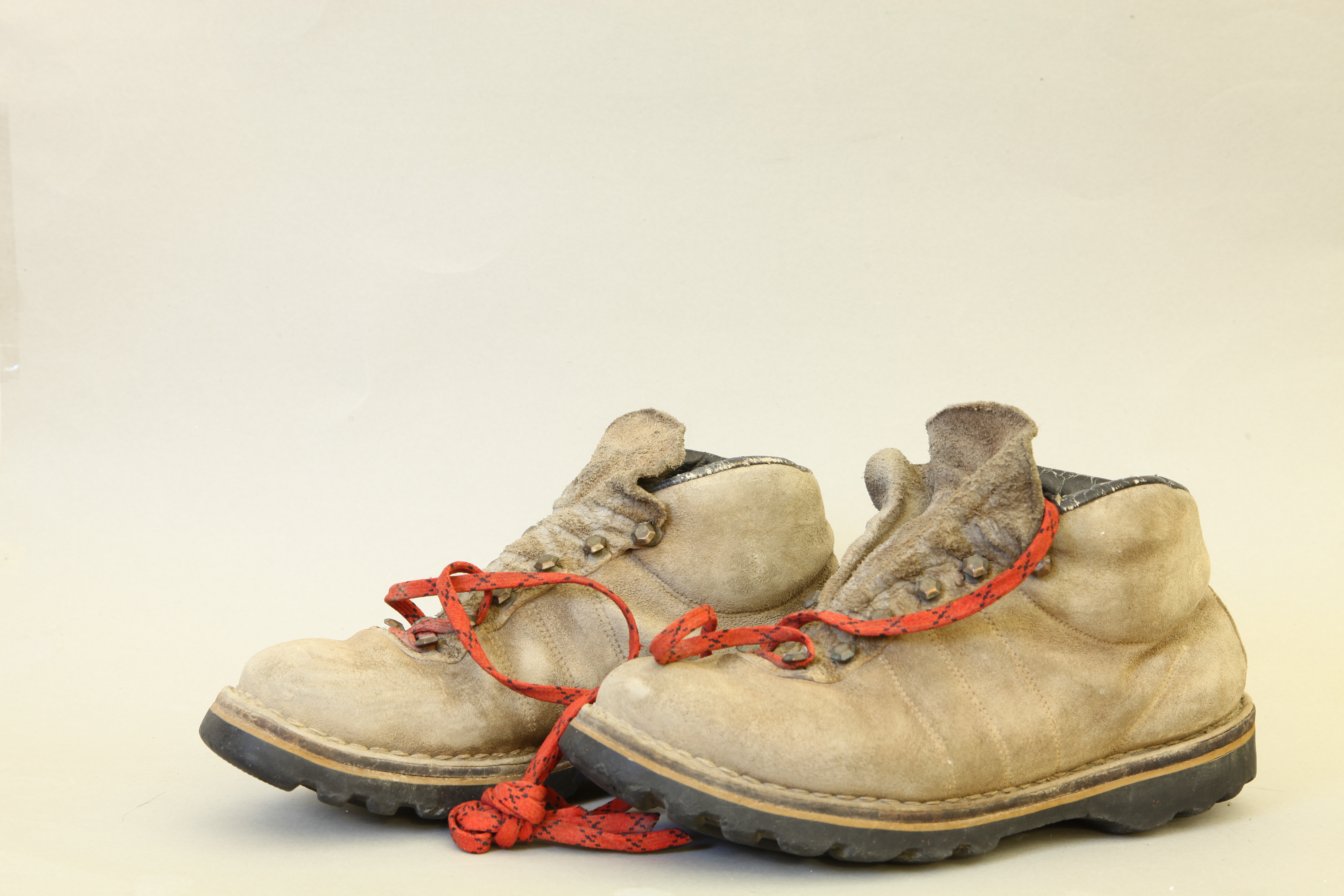 نام شی: کفش کوهنوردی متعلق به شرکت Matterhorn محل نمایش:گالری اول ، موزه برادران امیدوار