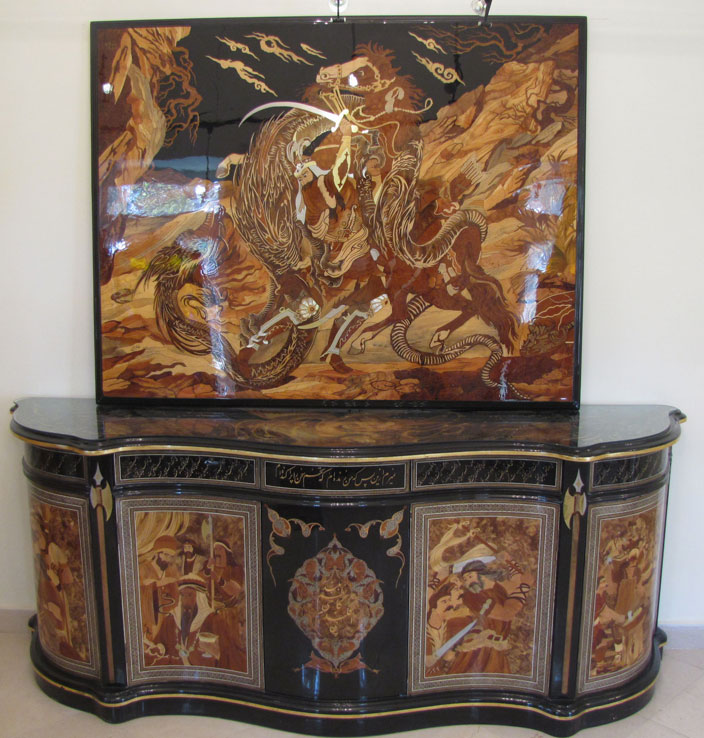 تابلو و میز کنسول چوبی با نقش شاهنامه در موزه صنايع دستي